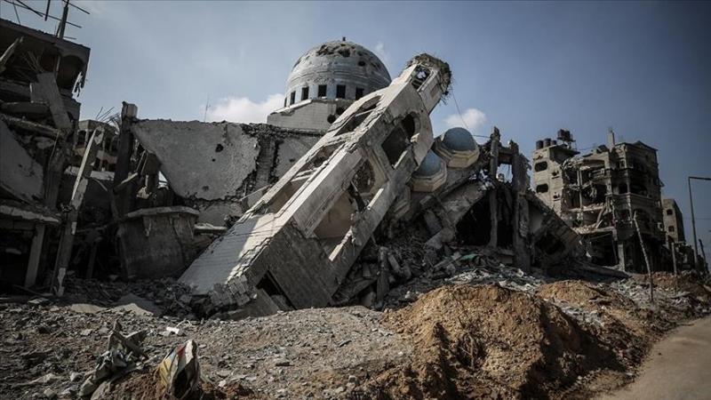 قصف الاحتلال الجامع العمري في مدينة غزة ما أدى إلى انهيار جدرانه ومئذنته