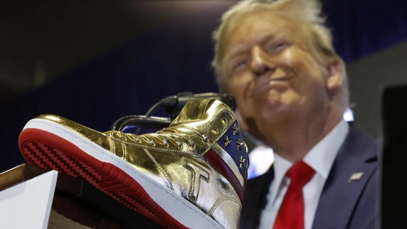  يبيع ترمب أحذية رياضية تحمل علامته التجارية لتمويل حملته الرئاسية
