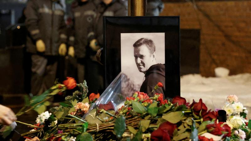 توفي نافالني وهو أحد أشرس معارضي بوتين في سجن في الدائرة القطبية حيث كان يمضي عقوبة بالسجن لمدّة 19 عامًا- رويترز