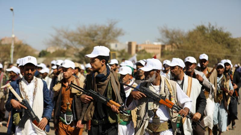 يعتمد الحوثيون على الصواريخ الباليستية بالاضافة للمسيرات باستهداف السفن في البحر الأحمر- رويترز