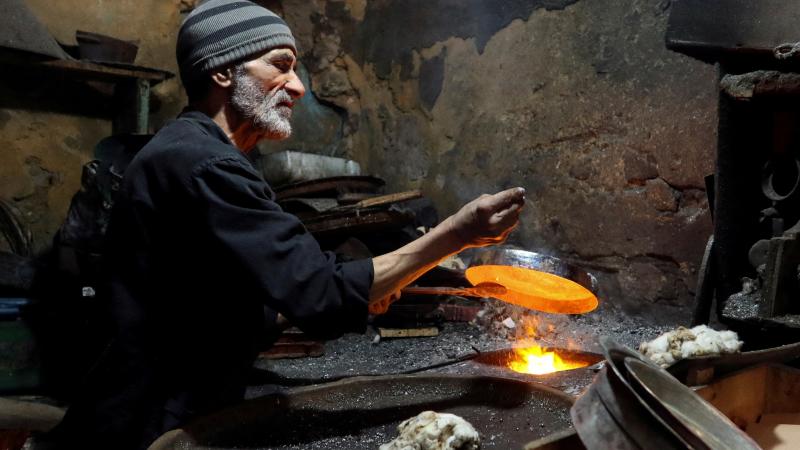تُعتبر صناعة الأواني النحاسية من أعرق الصناعات التي عرفها التونسيون قبل مئات السني
