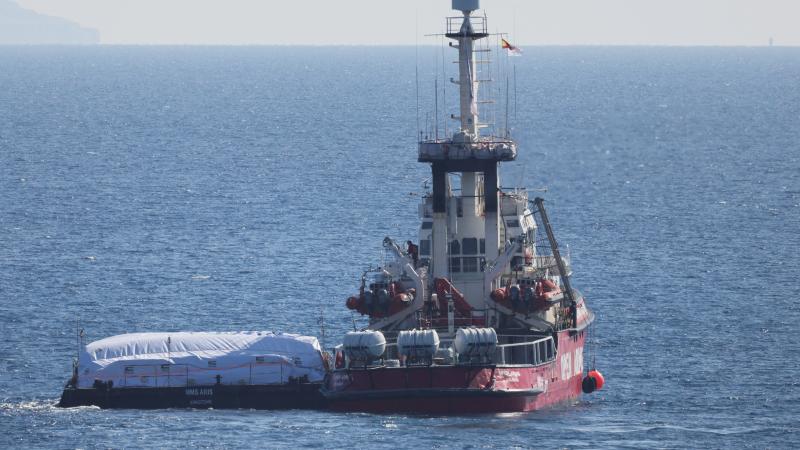 سفينة الإنقاذ "أوبن آرمز" تغادر ميناء لارنكا محملة بالمساعدات الإنسانية لغزة