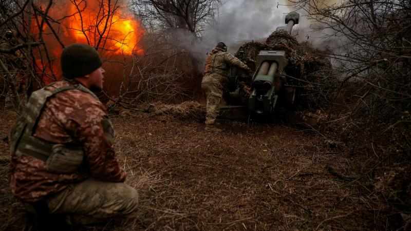 يستعر القصف المتبادل وحرب المسيرات بين روسيا وأوكرانيا مع استمرار الحرب - رويترز