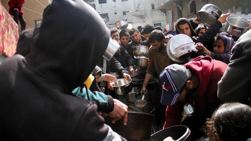 تكايا الطعام ملاذ سكان غزة خلال شهر رمضان في ظل تفاقم أزمة الغذاء في القطاع - رويترز