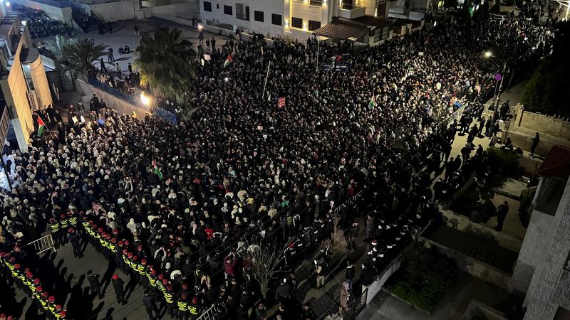 آلاف الأردنيين يحاصرون مبنى السفارة الإسرائيلية في عمان
