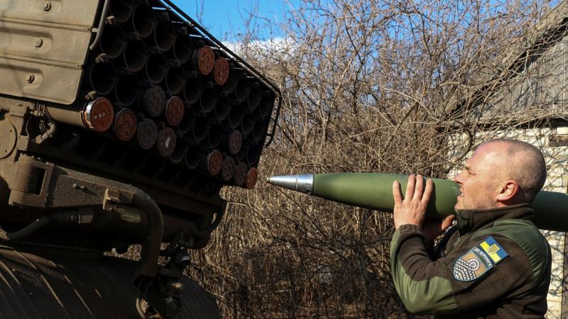 كشف قائد الجيش الأوكراني أن جنوده يقاتلون على الجبهة بأسلحة وذخائر قليلة أو حتى معدومة