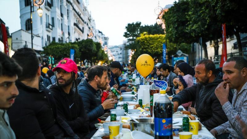 إفطار جماعي يجمع 3 آلاف صائم على أطول مائدة إفطار في الجزائر