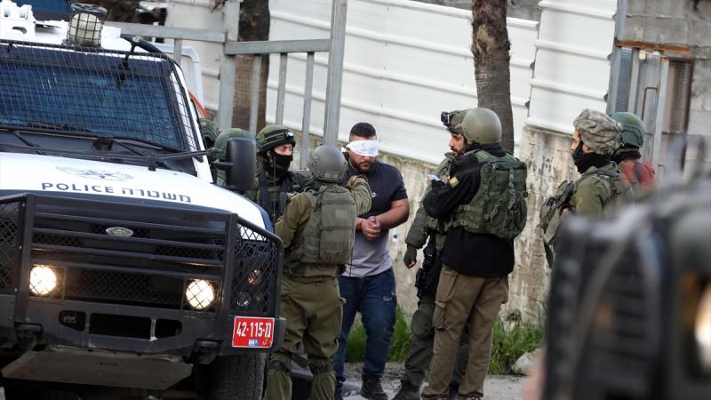 اعتقلت قوات الاحتلال الإسرائيلي اليوم الأربعاء، 23 مواطنًا من الضفة الغربية