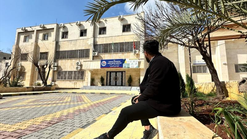 يُعاني أكثر من 24 ألف طالب في جامعة إدلب من أزمة تأمين القسط الجامعي