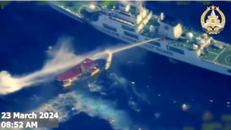 لقطات من مقطع مصور يظهر إطلاق خفر السواحل الصيني مدفعًا مائيًا على سفينة إمداد فلبينية