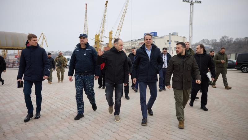 من زيارة الرئيس فولوديمير زيلينسكي ورئيس الوزراء اليوناني كيرياكوس ميتسوتاكيس لمدينة أوديسا الساحلية - منصة إكس