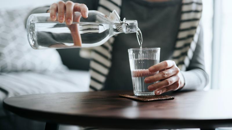 يعتقد البعض أن الإكثار من شرب الماء عند السحور يقي من العطش في شهر رمضان - غيتي