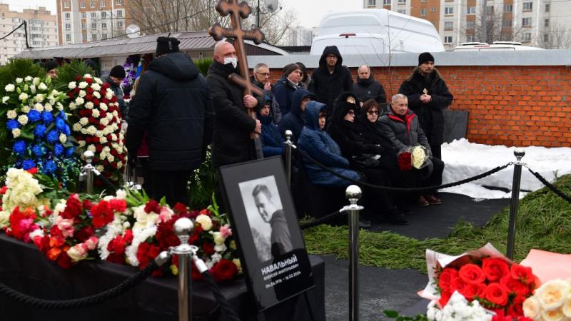 توجّه والد المعارض الروسي أناتولي إلى المقبرة في الذكرى الأربعين لوفاة ابنه أليكسي - غيتي