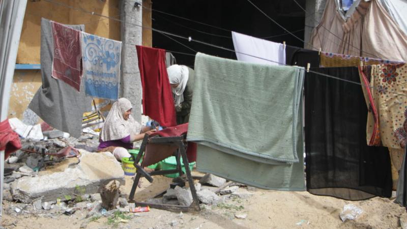 يعيش غزيون في شمال القطاع بين ركام بيوتهم المدمرة تمامًا - غيتي