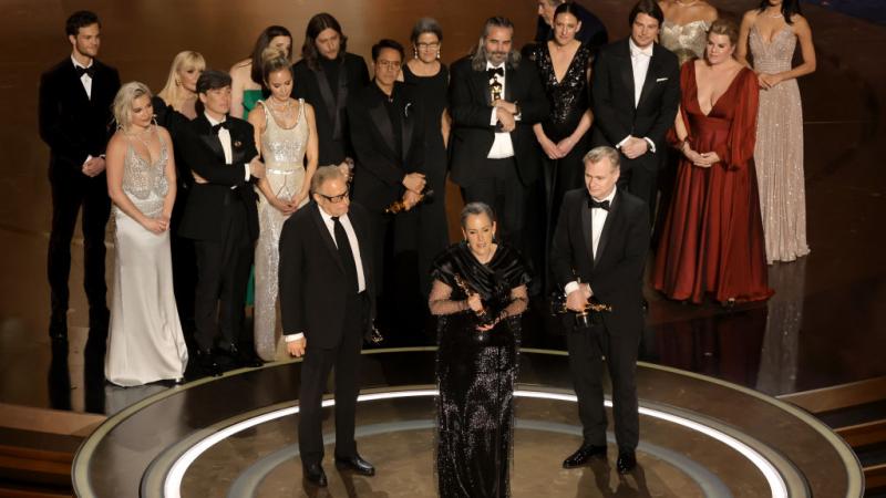 جوائز الأوسكار بين أيادي الفائزين في فيلم "أوبنهايمر" 