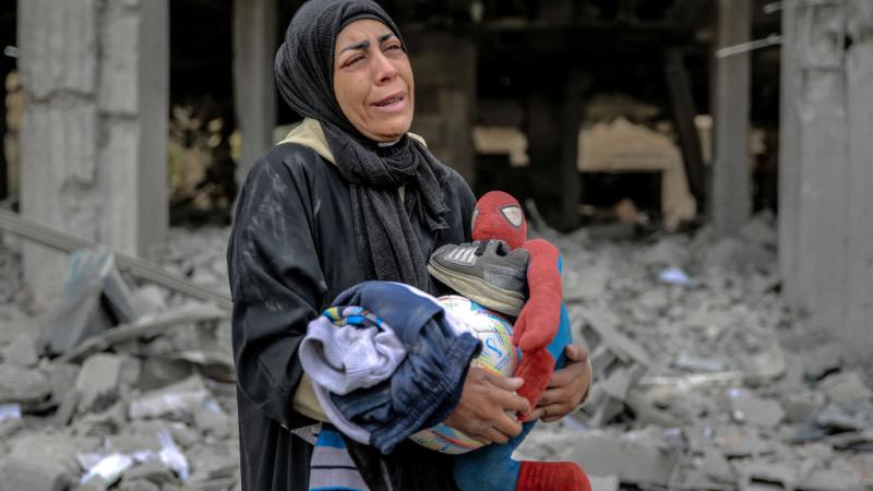 قصفت مدفعية الاحتلال عددًا من منازل الفلسطينيين في مخيم البريج ومنطقة المغراقة وسط قطاع غزة - غيتي