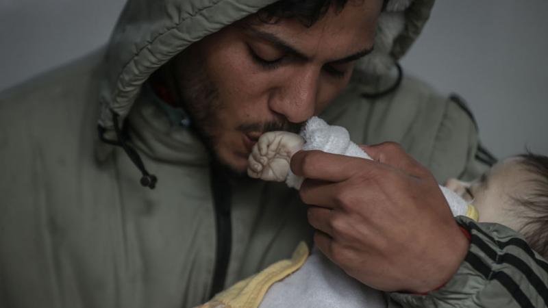 أب في وداع طفلته الرضيعة شهيدة العدوان الإسرائيلي في غزة