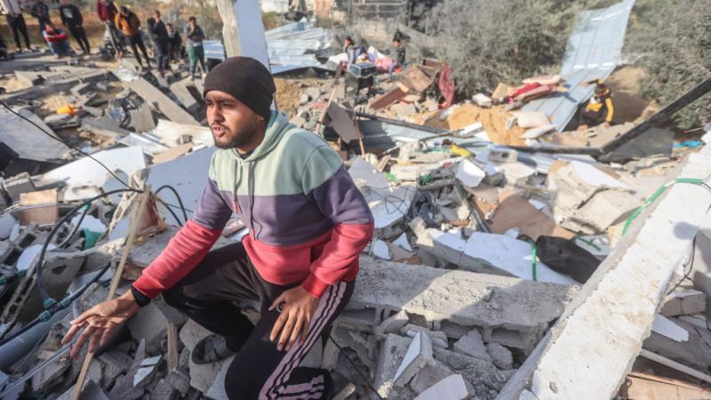 استشهد 7 فلسطينيين وجُرح 10 آخرون بعد قصف طيران الاحتلال منزلًا في دير البلح