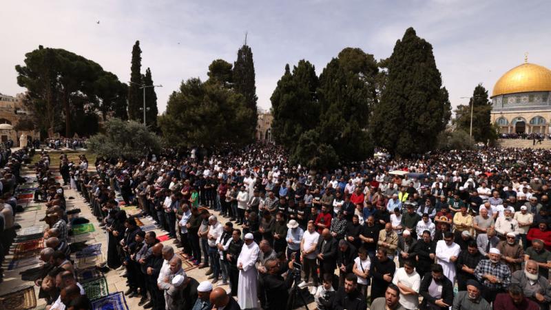 منعت قوات الاحتلال المئات من الفلسطينيين من الوصول إلى المسجد الأقصى لأداء صلاة الجمعة بذريعة عدم حصولهم على التصاريح اللازمة