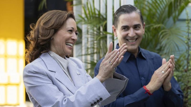 نائبة الرئيس الأميركي كامالا هاريس تتفاعل مع كلمات أغنية باللغة الإسبانية رافضة لزيارتها إلى بورتوريكو 