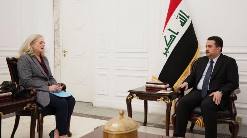 السفيرة الأميركية لدى بغداد ألينا رومانوفسكي ورئيس الوزراء محمد شياع السوداني