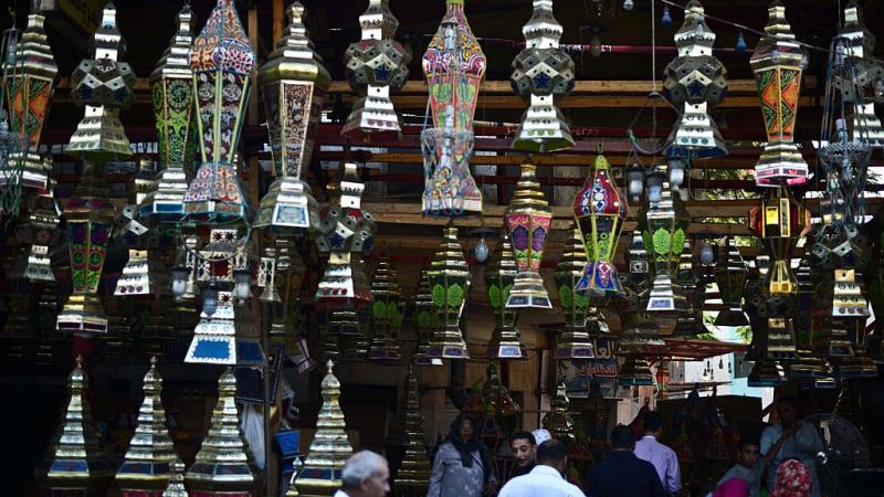 لا تخلو عادات وتقاليد استقبال شهر رمضان في الدول العربية من الفانوس وحبال الزينة - غيتي
