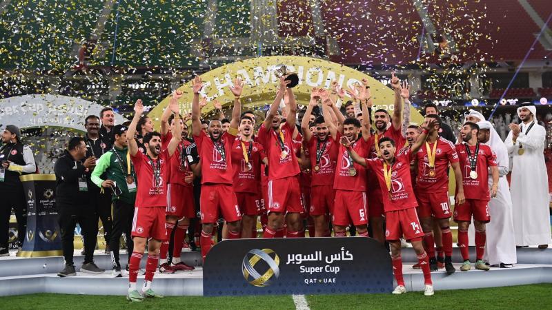 لاعبو العربي القطري يحملون كأس النسخة الأولى من البطولة