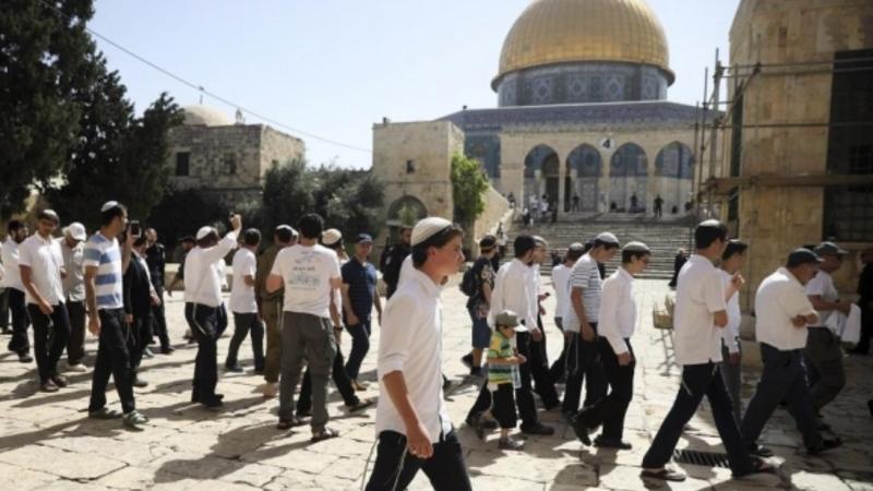 اقتحم عشرات المستوطنين المتطرفين المسجد بحماية شرطة الاحتلال