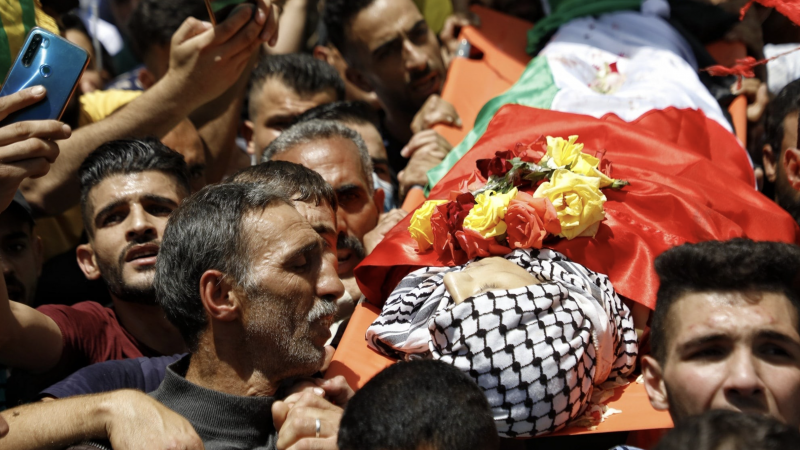 استنكر المشيعون في كلماتهم جرائم الاحتلال ومجازره بحق الفلسطينيين - منصة إكس