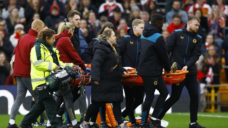 تلقت اللاعبة فريدا مانوم العلاج على أرض الملعب لما يقارب عشر دقائق قبل استبدالها - رويترز