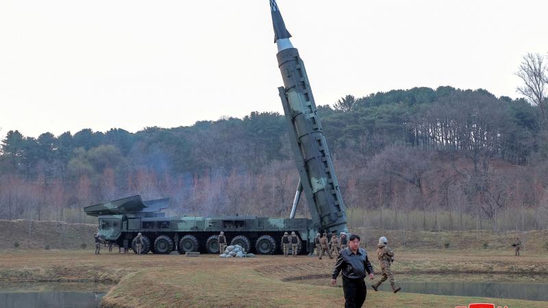 كيم جونغ أون يشرف على عملية إطلاق صاروخ فرط صوتي جديد - رويترز