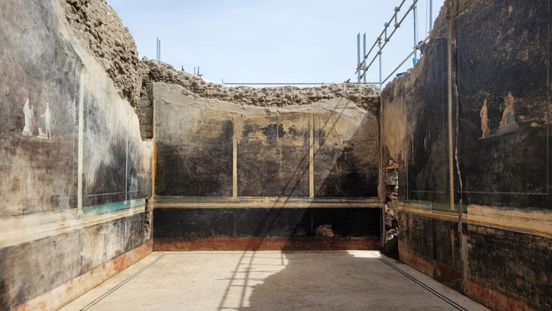 تبلغ مساحة القاعة الأثرية التي اكتشفتها السلطات الإيطالية في بومبي نحو 15 مترًا طولًا و6 أمتار عرضًا