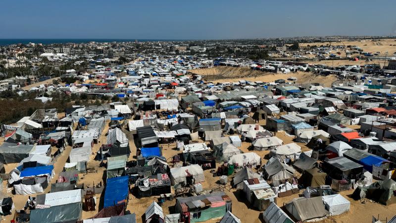 تدعي هيئة البث الإسرائيلية إنشاءَ ممر إنساني وإقامةَ منطقةٍ آمنة للاجئين - رويترز