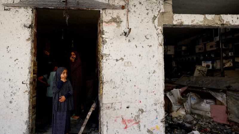 قصف إسرائيلي يتسبب في شطب عائلة كاملة من السجل المدني في مدينة رفح - رويترز