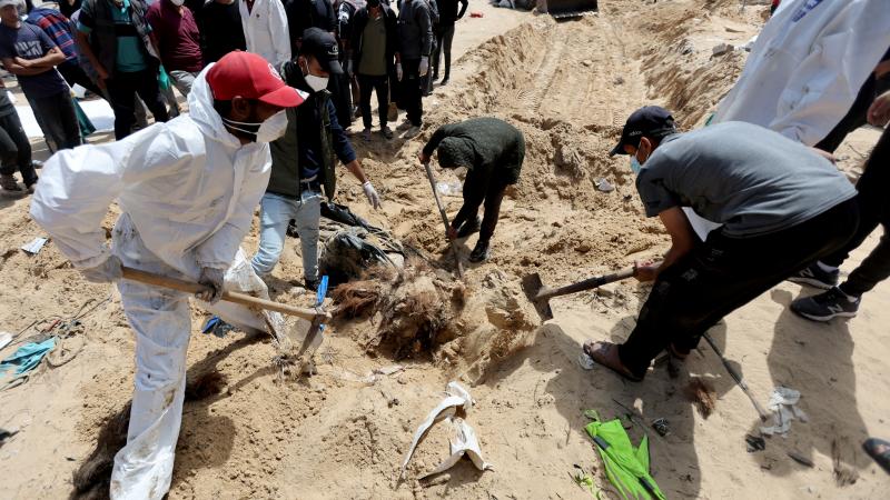 أعلن الدفاع المدني بغزة اكتشاف مقبرة جماعية في ساحة مجمع ناصر الطبي - رويترز
