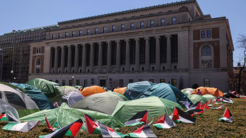  أوقفت السلطات الأميركية أكثر من 100 طالب خلال احتجاج نظموه في جامعة كولومبيا بمدينة نيويورك - رويترز