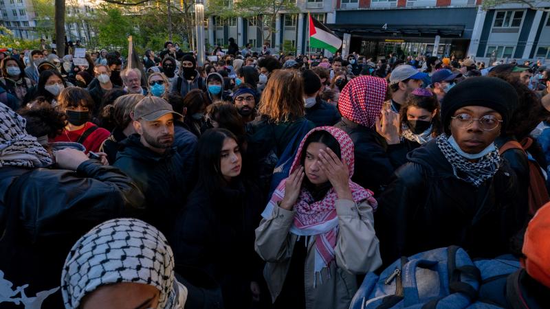 ينظم طلاب في الجامعات الأميركي احتجاجات رفضًا لسياسة الولايات المتحدة الداعمة لإسرائيل- رويترز