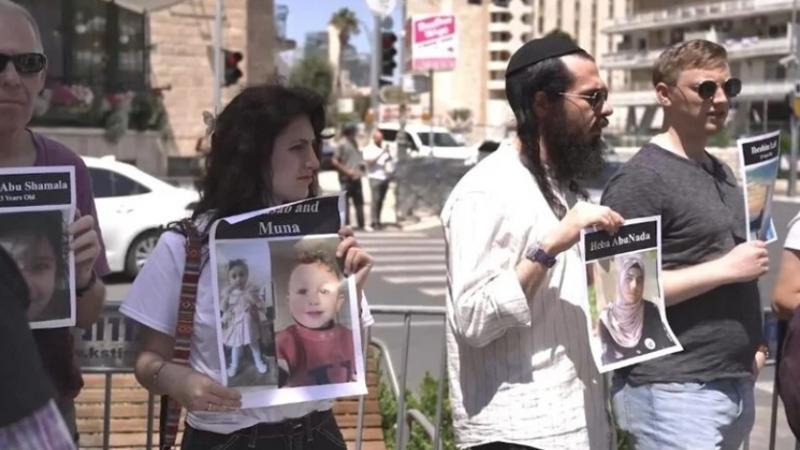 حمّل المتظاهرون اليساريون لافتات كبيرة كتب عليها باللغة العبرية "أوقفوا الحرب" وصورًا لشهداء فلسطينيين- الأناضول