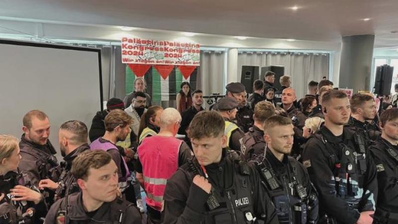 اقتحمت الشرطة الألمانية مكان انعقاد المؤتمر الداعم لغزة في برلين- إكس