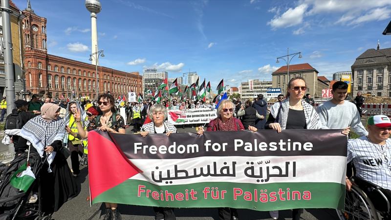 نظّم عشرات النشطاء مظاهرة في برلين ضد صادرات الأسلحة الألمانية إلى إسرائيل- الأناضول