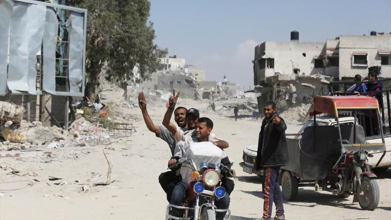 فلسطينيون يعودون إلى مدينة خانيونس بعد انسحاب الجيش الإسرائيلي