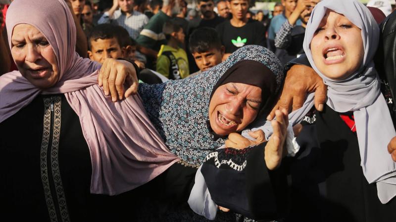 استشهد نحو 12 فلسطينيًا وجُرح العشرات بعد استهداف الاحتلال شارعًا مكتظًّا بالسكان في مخيم المغازي - الأناضول