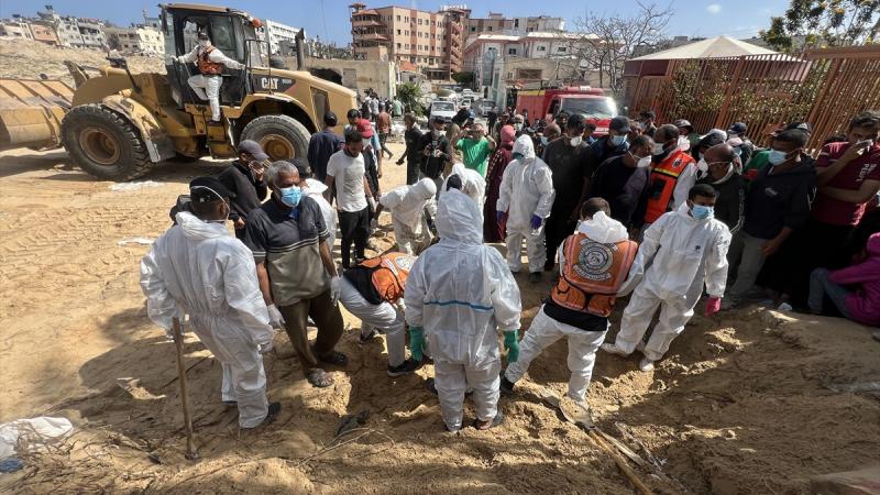 تتواصل جهود انتشال جثامين الشهداء في خانيونس