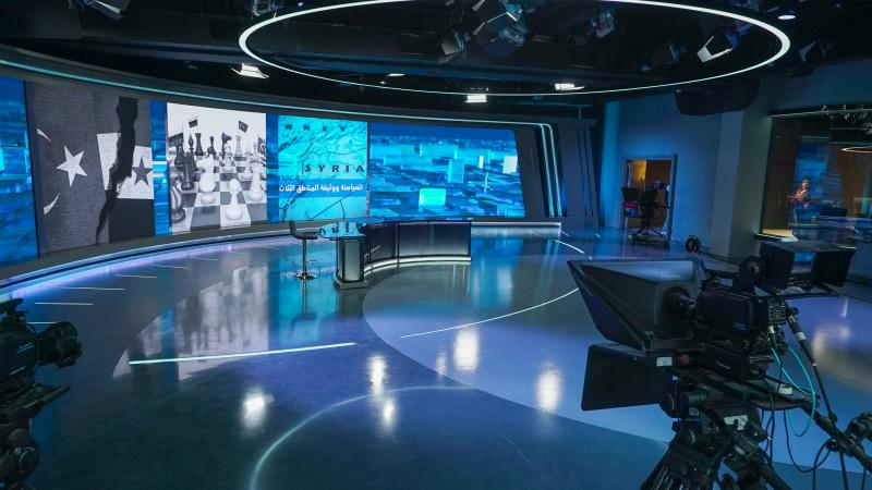 يوازن تلفزيون سوريا في انطلاقته الجديدة بين التجديد الشامل على مستوى الصورة والتقنية، والتطوير على مستوى البث والمضمون
