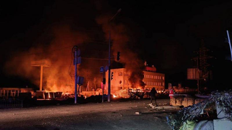 النيران تشتعل في شوارع خاركيف جراء الهجمات الروسية