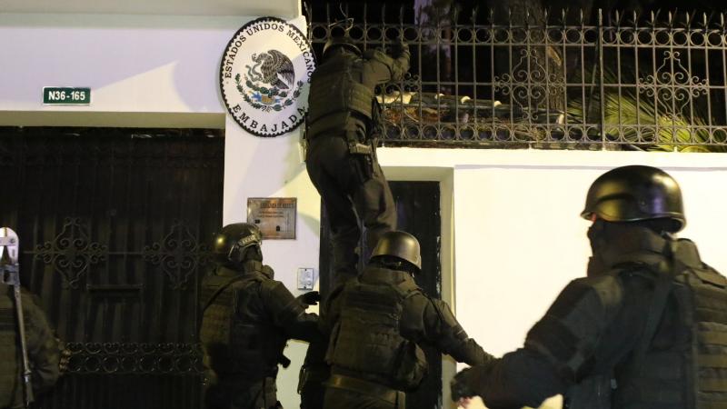سارعت المكسيك إلى قطع علاقاتها الدبلوماسية مع الإكوادور بعد اقتحام سفارتها في كيتو
