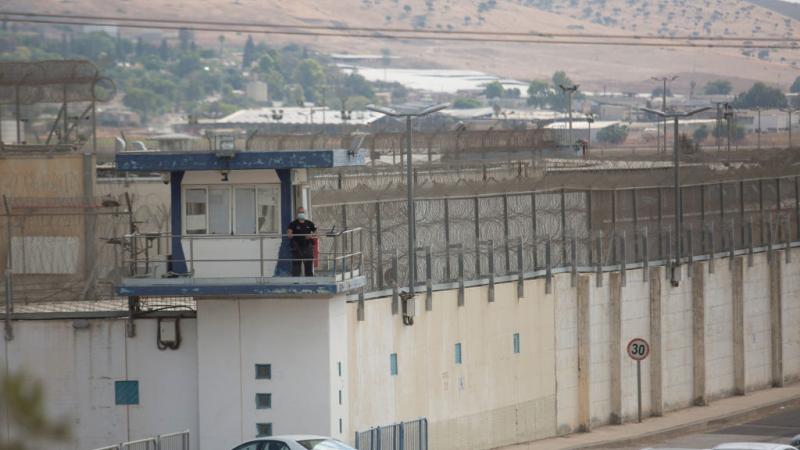 تحتجز إسرائيل في سجونها ما لا يقل عن 9100 أسير فلسطيني 