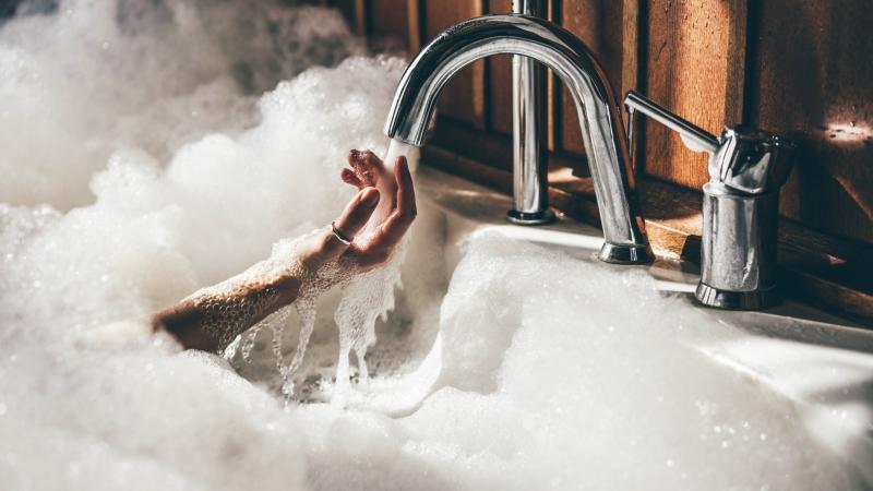 ينبه الخبراء من أن الاستحمام المتكرر قد يؤثر على عمل الجهاز المناعي -  غيتي