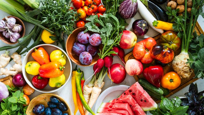 يُمكن أن يُقلّل النظام الغذائي المليء بالفواكه والخضروات، بشكل غير مباشر من خطر الإصابة بالسرطان