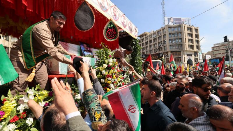 أشخاص يحضرون جنازة سبعة من أعضاء الحرس الثوري الذين قُتلوا بغارة إسرائيلية في دمشق - غيتي
